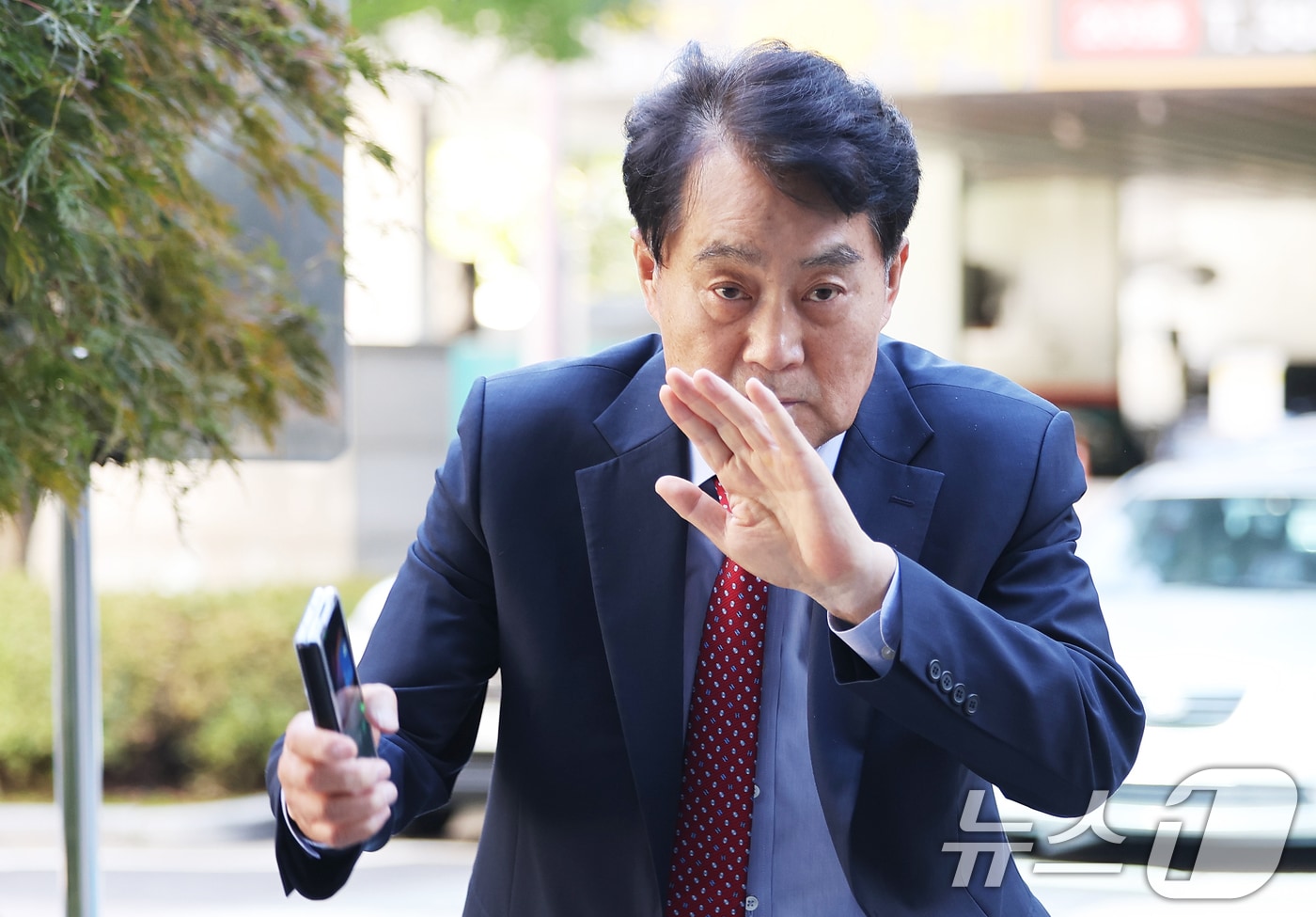 복합문화공간인 ‘그림책꿈마루’ 위탁운영 업체 선정 과정에서 뇌물을 받은 혐의를 받고 있는 하은호 군포시장이 15일 오전 경기 안양시 동안구 수원지방법원 안양지원에서 열린 구속 전 피의자 심문(영장실질심사)에 출석하고 있다. ( 공동취재) 2025.10.15/뉴스1 ⓒ News1 김영운 기자