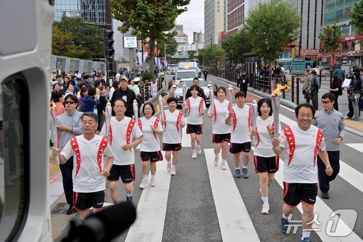 전날 부산역 광장에서 열린 제106회 전국체육대회 및 제45회 전국장애인체육대회의 성화봉송 출발식 행사에서 참가자들이 달리고 있다.(부산 동구 제공. 재판매 및 DB 금지)