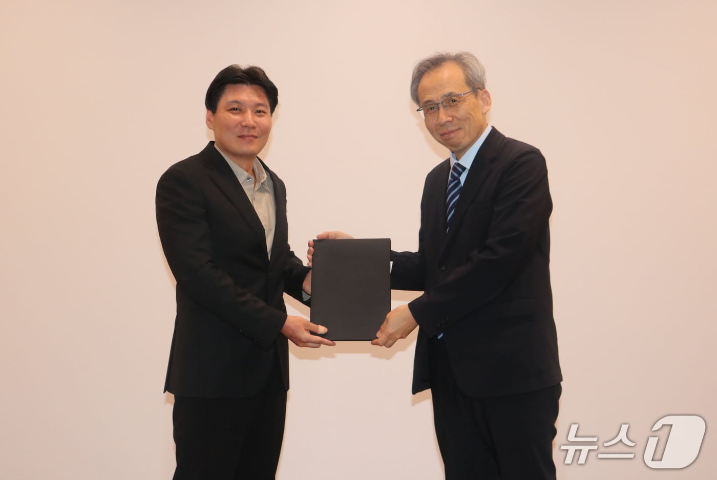 박병규 해운대백병원 소아정형외과 교수(왼쪽)가 대한소아청소년정형외과학외에서 상을 받고 오창욱 학회 회장과 기념사진을 찍고 있다.(해운대백병원 제공. 재판매 및 DB 금지)