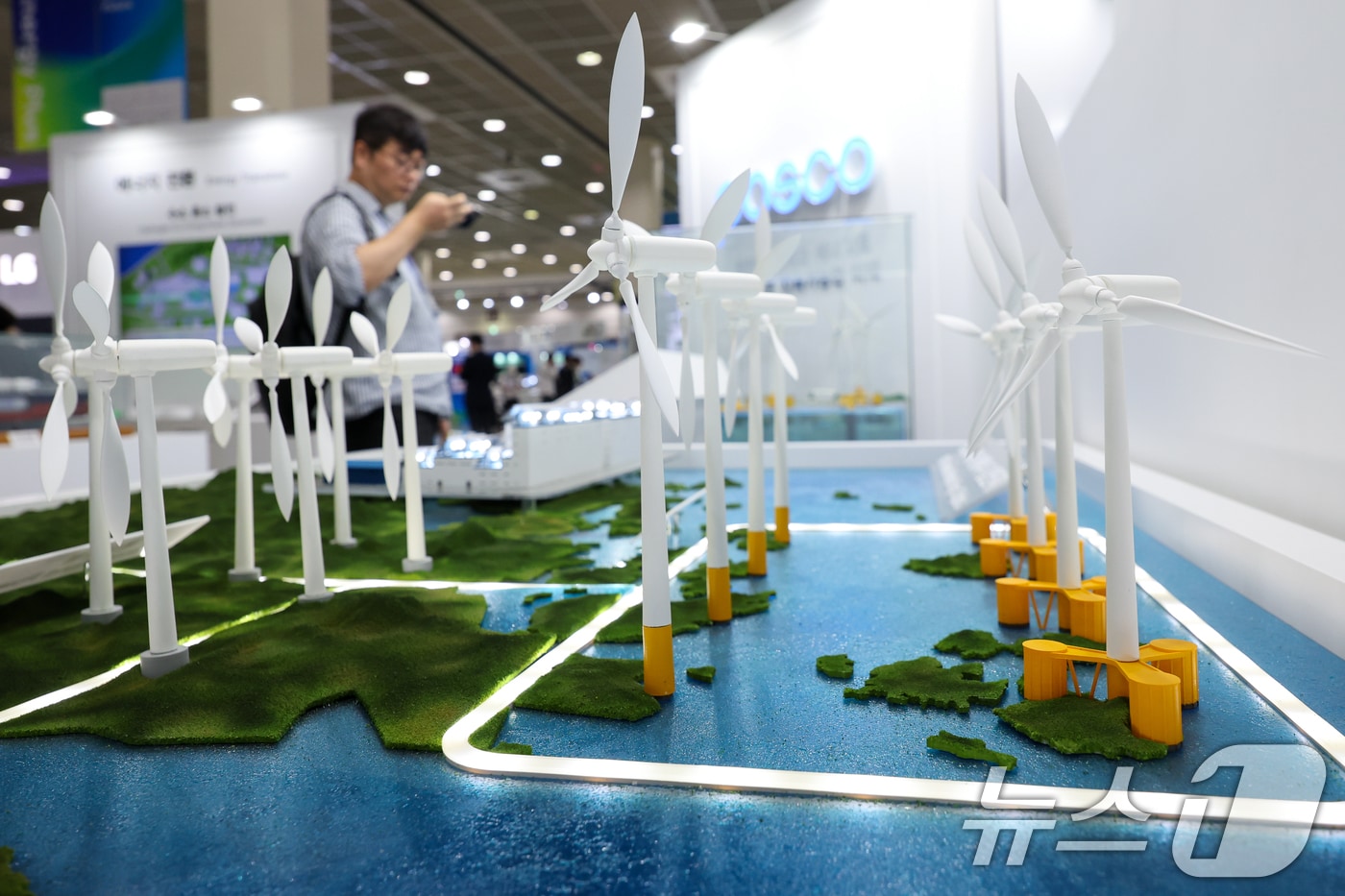 스마트 에너지 플러스(SMART ENERGY PLUS) 2025 포스코 부스에 포스코인터내셔널 재생에너지 발전단지 모형이 전시돼 있다.  2025.10.15 ⓒ 뉴스1 안은나 기자