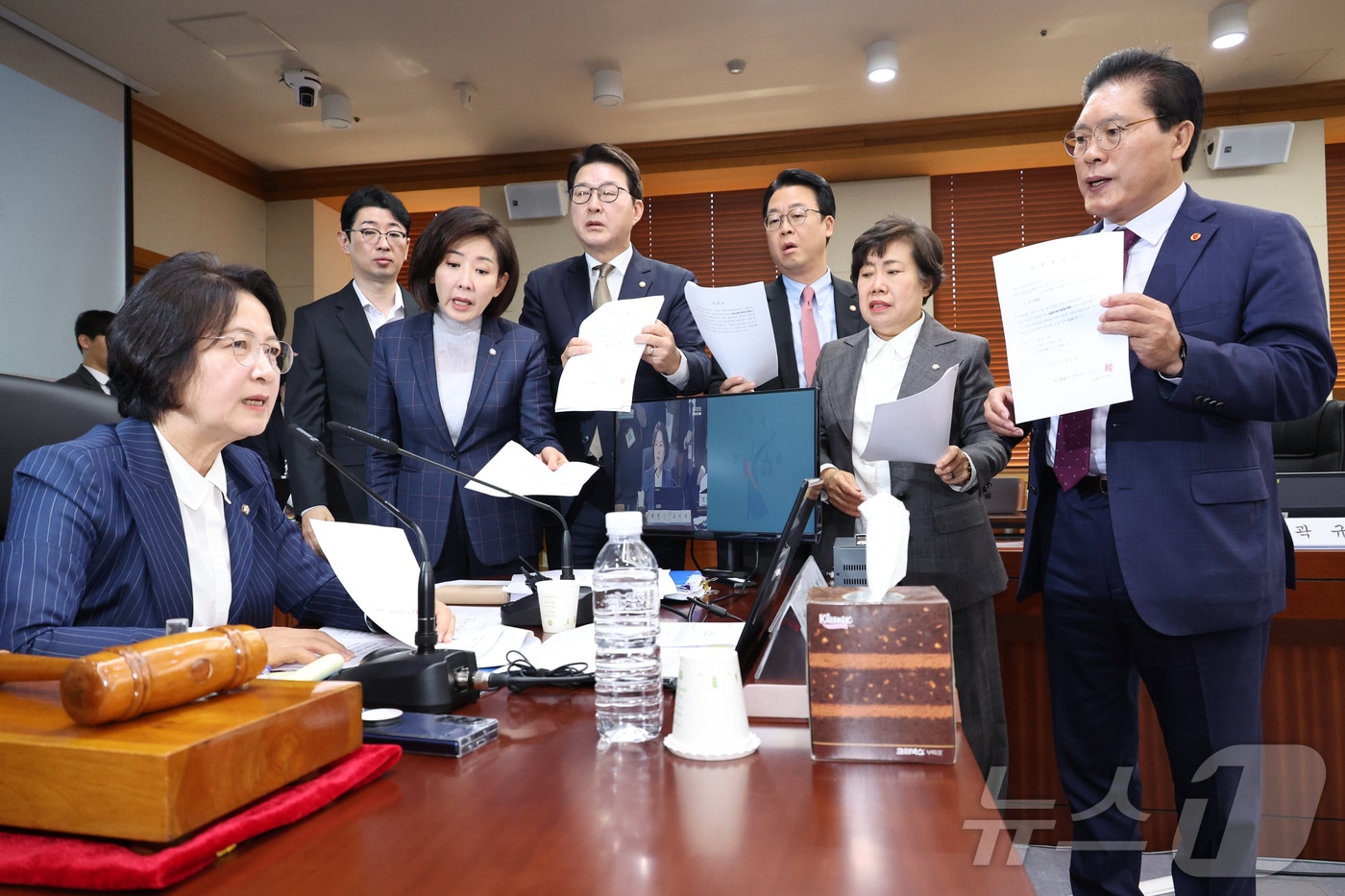 국회 법제사법위원회 국민의힘 의원들이 전날(15일) 오전 서울 서초구 대법원에서 열린 전체회의에서 '이재명 대통령의 공직선거법위반 사건에 대한 대법원 전원합의체 관련 서류 제출 요구의 건' 처리에 재판 개입이라 주장하며 항의하고 있다. 2025.10.15/뉴스1 ⓒ News1 국회사진기자단