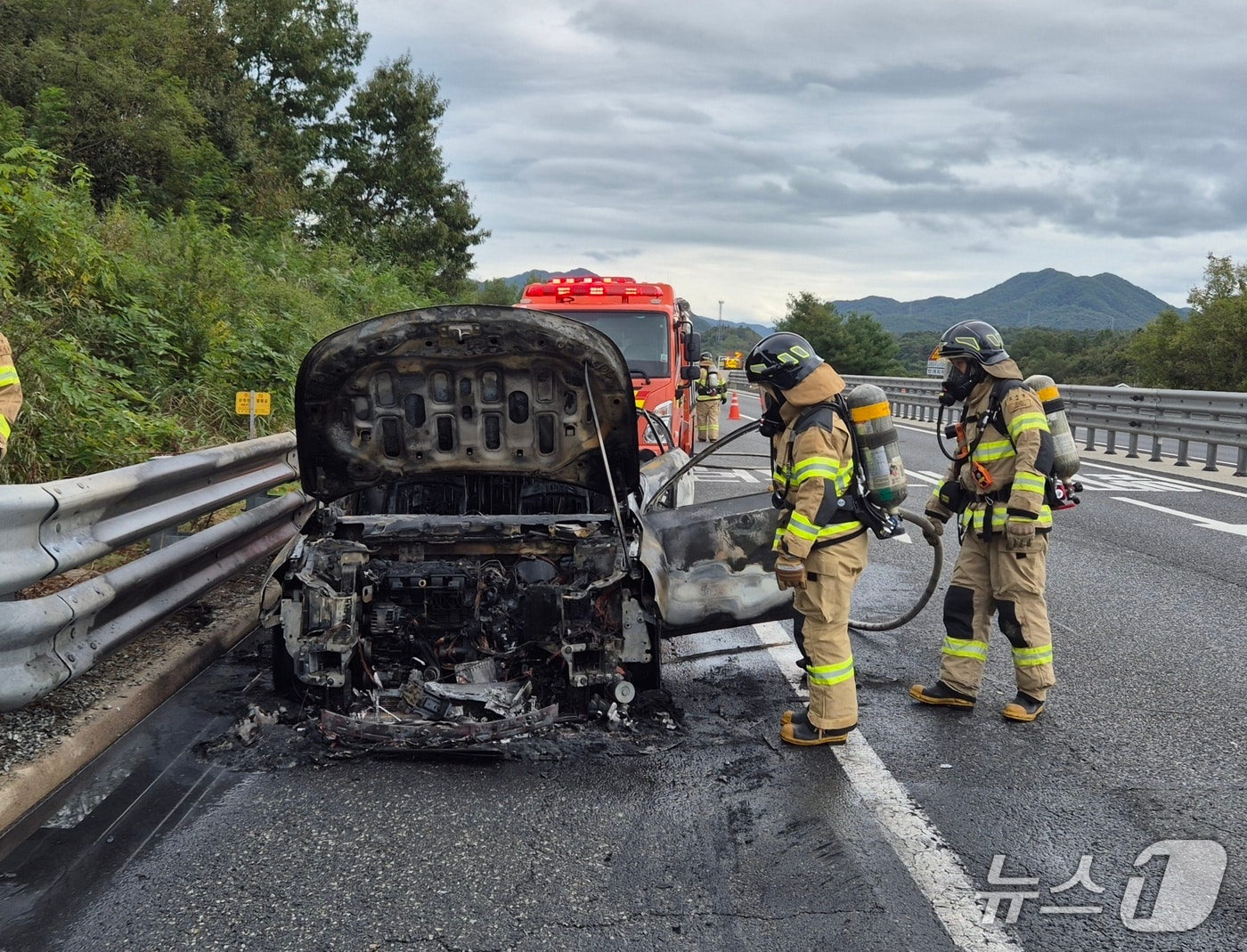 금산 대전통영고속도로 차량 화재 현장. (금산소방서 제공, 재판매 및 DB금지) / 뉴스1 