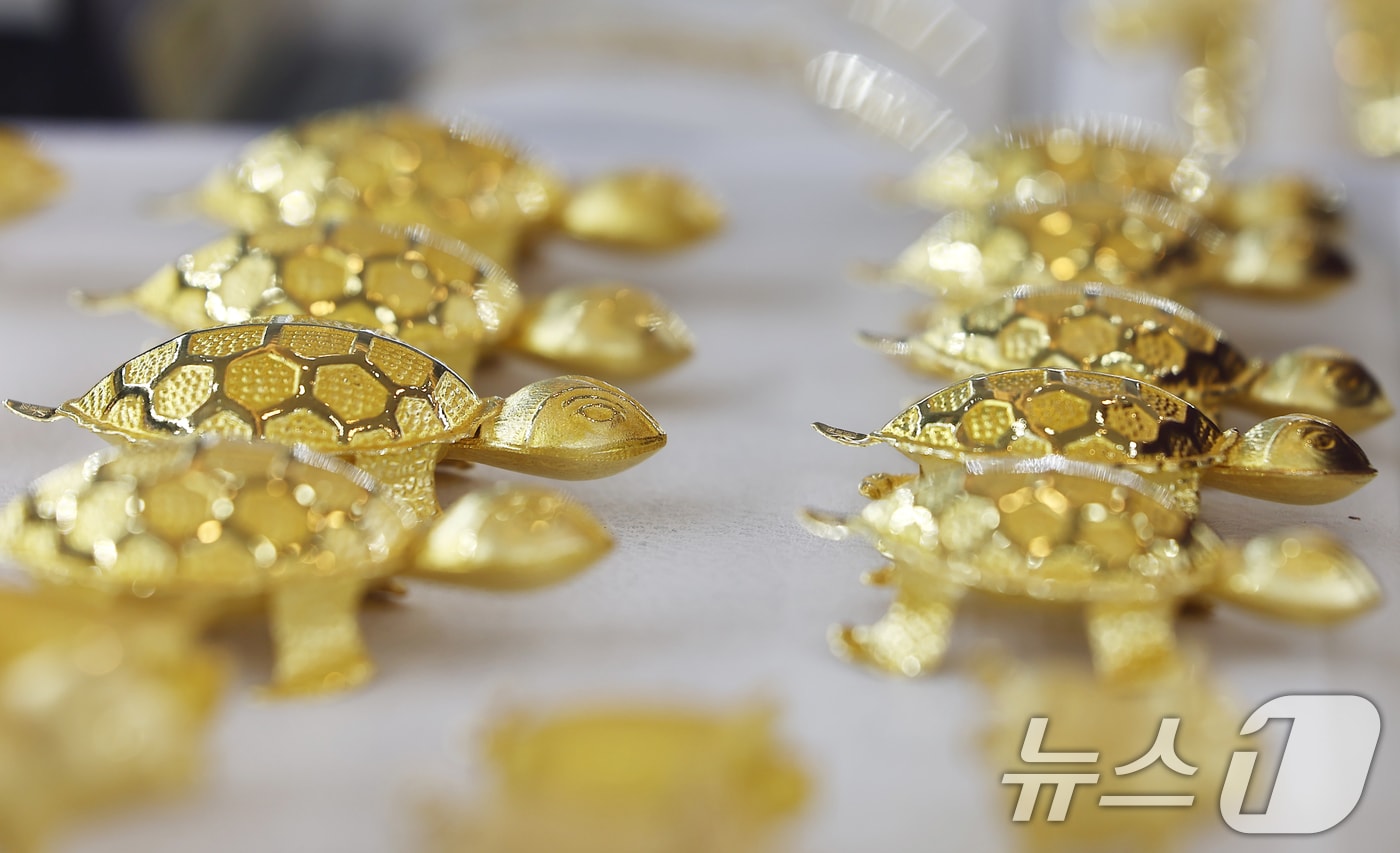 미국과 중국 무역 갈등 고조로 국제 금값이 사상 처음으로 온스당 4200달러(약 597만원)를 기록한 15일 오후 서울 종로구 한국금거래소에 금이 진열돼 있다. 이날 금 선물은 1.05% 상승한 온스당 4206.85를 돌파했다. 2025.10.15/뉴스1 ⓒ News1 김민지 기자