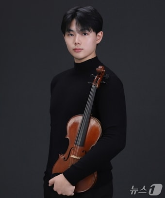 오사카 아베노구민센터에서 열린 제26회 오사카국제음악콩쿠르 결선에서 18세 이하 현악 부문 1등을 수상한 강원 강릉 출신 정의윤 군.(가족 제공, 재판매 및 DB 금지) 2025.10.15/뉴스1