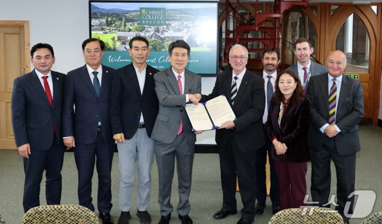 이강덕 경북 포항시장과   영국 왕립학교 크리이스트 칼리지 브레콘  마이클 데이비스  이사장이 포항 국제학교 설립 협력 방안 등에 대해 논의한 후 기념촬영을 하고 있다. (포항시제공, 재판매 및 DB금지) 2025.10.15/뉴스1 