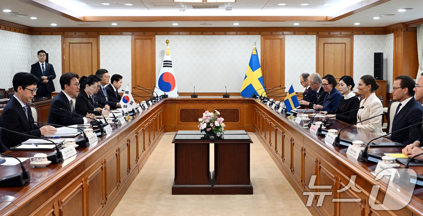 김민석 국무총리가 지난해 서울 종로구 정부서울청사에서 스웨덴 왕위 계승권자로 방한한 빅토리아 잉그리드 알리스 데씨리에 스웨덴 왕세녀와 면담을 갖고 있다. 2025.10.15/뉴스1 ⓒ News1 청사사진기자단