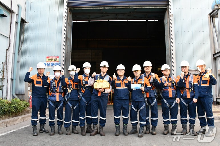 포스코 포항제철소가 근로자들의 안전과 설비 고장 등을 예방하기 위해 매년 4~5개 공장을 선정해 혁신공장 프로그램을 운영한다. 사진은 혁신활동 프로그램의 모범 사례로 꼽힌 2후판 공장 직원들.(포스코 포항제철소 제공, 재판매 및 DB금지) 2025.10.15/뉴스1