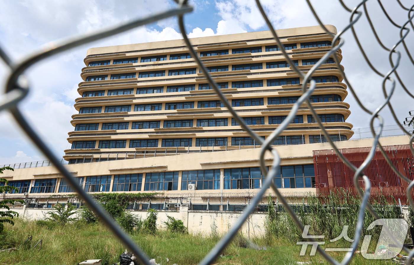 최근 캄보디아에서 한국인 대상 취업사기 및 감금 사건 등 각종 범죄에 연루되는 사례가 잇따르고 있다. 사진은 15일(현지시간) 캄보디아 프놈펜 주요 범죄 단지로 알려진 망고단지. 2025.10.15/뉴스1 ⓒ News1 김도우 기자