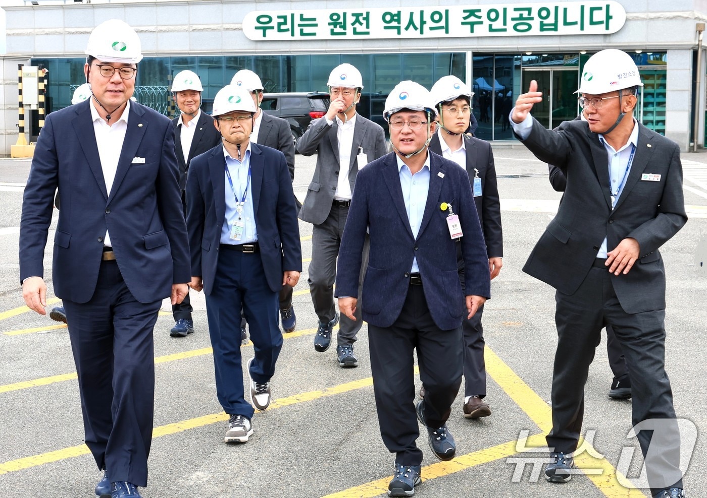 김성환 기후에너지환경부 장관이 부산 기장군 소재 고리 원전 현장을 점검하고 원전 안전 운영을 위한 철저한 대비를 당부하고 있다. (기후에너지환경부 제공. 재판매 및 DB 금지)ⓒ 뉴스1