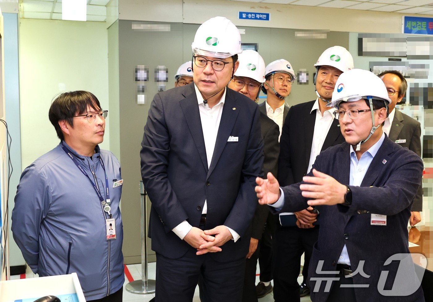 김성환 기후에너지환경부 장관이 15일 부산 기장군 소재 고리 원전 현장을 점검하고 원전 안전 운영을 위한 철저한 대비를 당부하고 있다. (기후에너지환경부 제공. 재판매 및 DB 금지) 2025.10.15/뉴스1