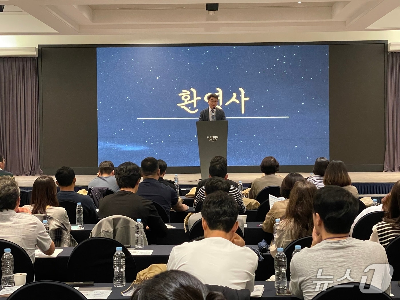 최창동 사립학교교직원연금공단 복지사업실장이 15일 제주 메종글래드호텔에서 열린 &#39;2025년도 제1차 연금업무담당자 연수&#39;에서 환영사를 하고 있다.&#40;사학연금 제공&#41;