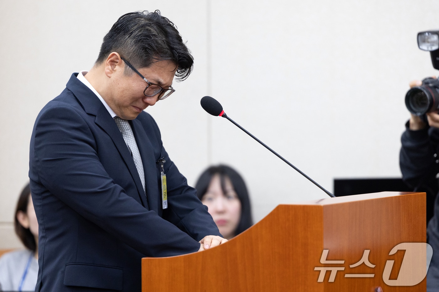 문지석 검사가 15일 서울 여의도 국회에서 열린 기후에너지환경노동위원회 고용노동부 등에 대한 국정감사에 쿠팡CFS 퇴직금 미지급 검찰 수사 관련 참고인으로 출석해 의원 질의에 답변 중 눈물을 삼키고 있다. 2025.10.15/뉴스1 ⓒ News1 이승배 기자