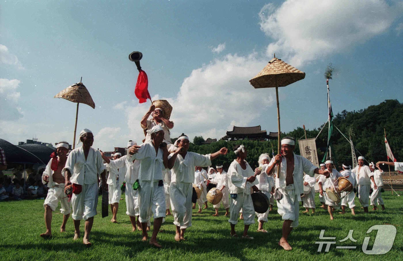 18일 밀양시 삼문동 밀양강변 둔치에서 경남도 무형유산축제가 열린다. 사진은 경남도 무형유산인 밀양백중놀이 모습.(밀양시 제공. 재판매 및 DB금지)