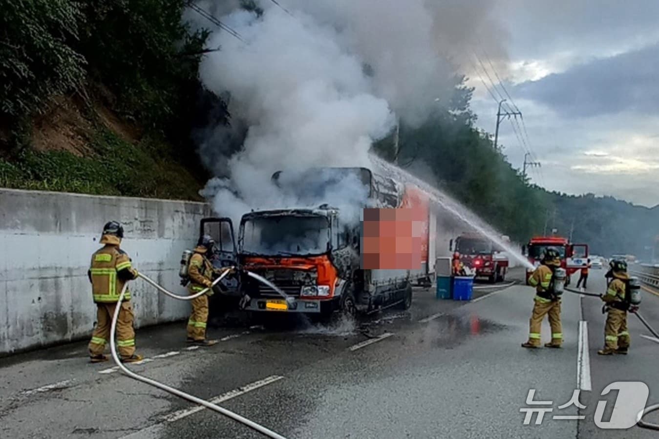15일 오후 1시37분쯤 경북 포항시 남구 연일읍 학전리의 국도를 달리던 5톤 화물차에서 불이 나 전소됐다. 출동한 119대원들이 진화하고 있다.(경북소방본부 제공, 재판매 및 DB금지) 2025.10.17/뉴스1