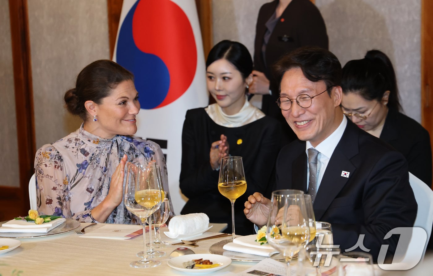 김민석 국무총리와 빅토리아 잉그리드 알리스 데씨리에 스웨덴 왕세녀가 전날(15일) 오후 서울 종로구 총리공관에서 열린 환영만찬 행사에서 이야기를 나누고 있다. 2025.10.15/뉴스1 ⓒ News1 임세영 기자