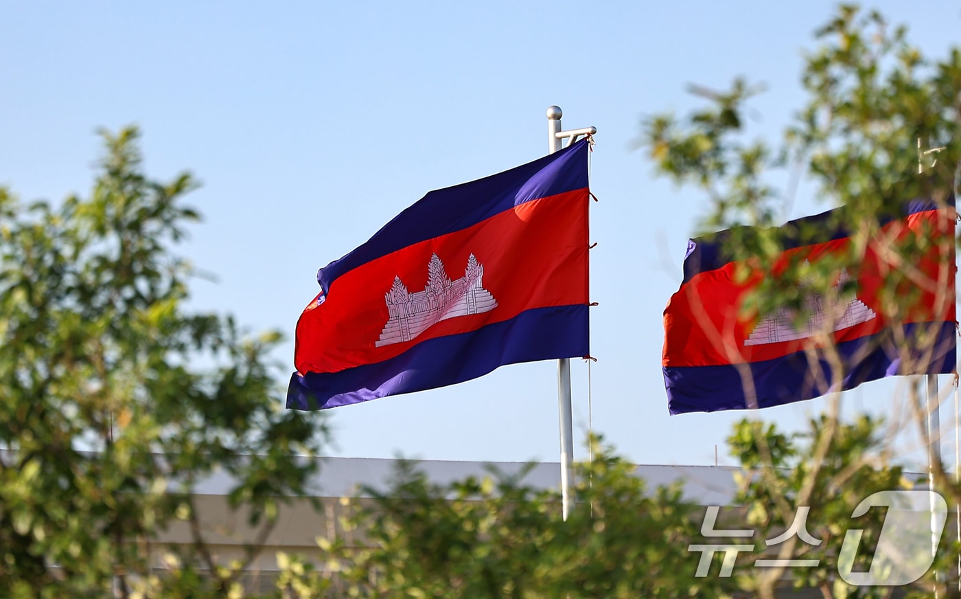 15일(현지시간) 캄보디아 테초국제공항에 게양된 캄보디아 국기. 2025.10.15/뉴스1 ⓒ News1 김도우 기자
