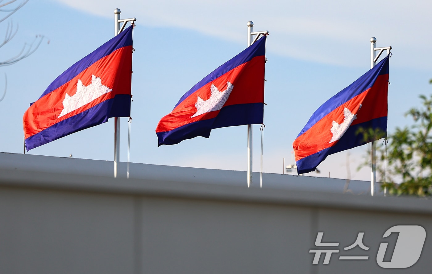 캄보디아 테초국제공항에 게양된 캄보디아 국기. 2025.10.15/뉴스1 ⓒ News1 김도우 기자