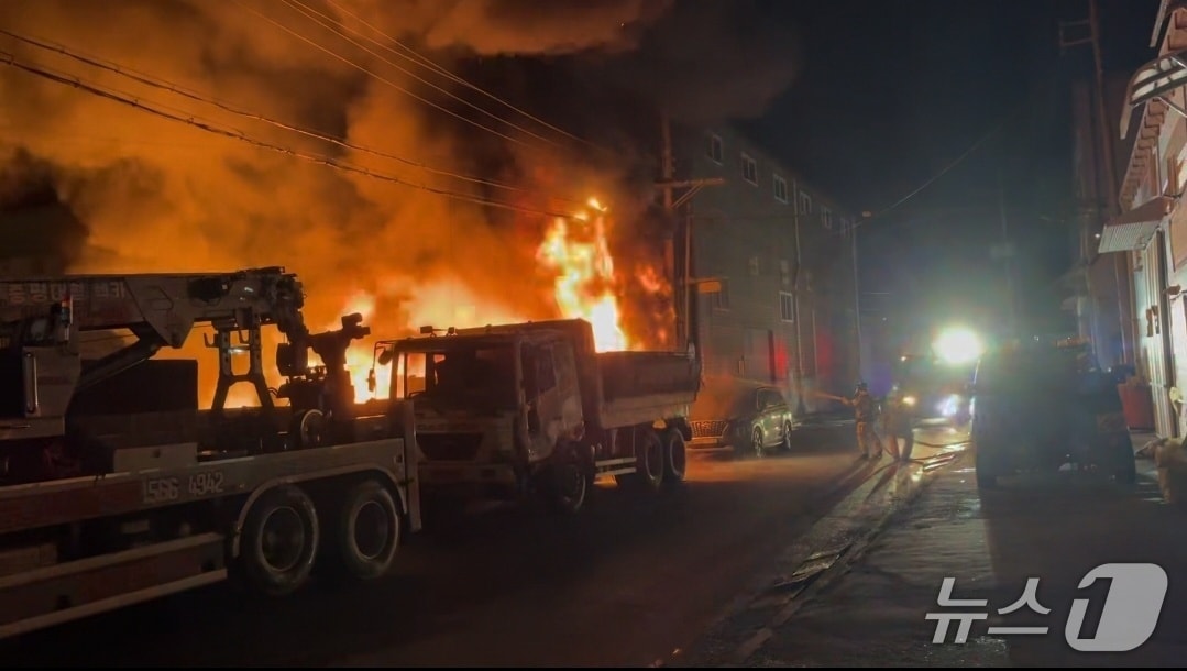 15일 오후 6시 34분쯤 충북 증평군 초정리 한 폐기물수거 업체에서 불이 나 20여 분만에 진화됐다.(증평소방서 제공. 재판매 및 DB금지)/뉴스1