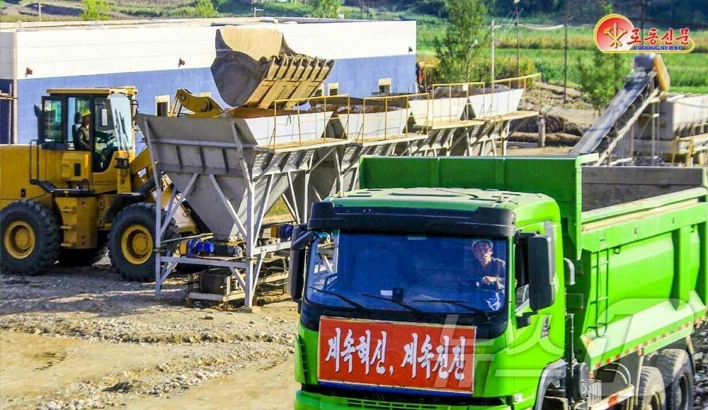 &#40;평양 노동신문=뉴스1&#41; = 북한 노동당 기관지 노동신문은 16일 인민군 제124연대를 조명하며 &#34;지방공업혁명의 전위에서 무비의 창조력을 떨쳐간다＂고 보도했다. [국내에서만 사용가능. 재배포 금지. DB 금지. For Use Only in the Republic of Korea. Redistribution Prohibited] rodongphoto@news1.kr