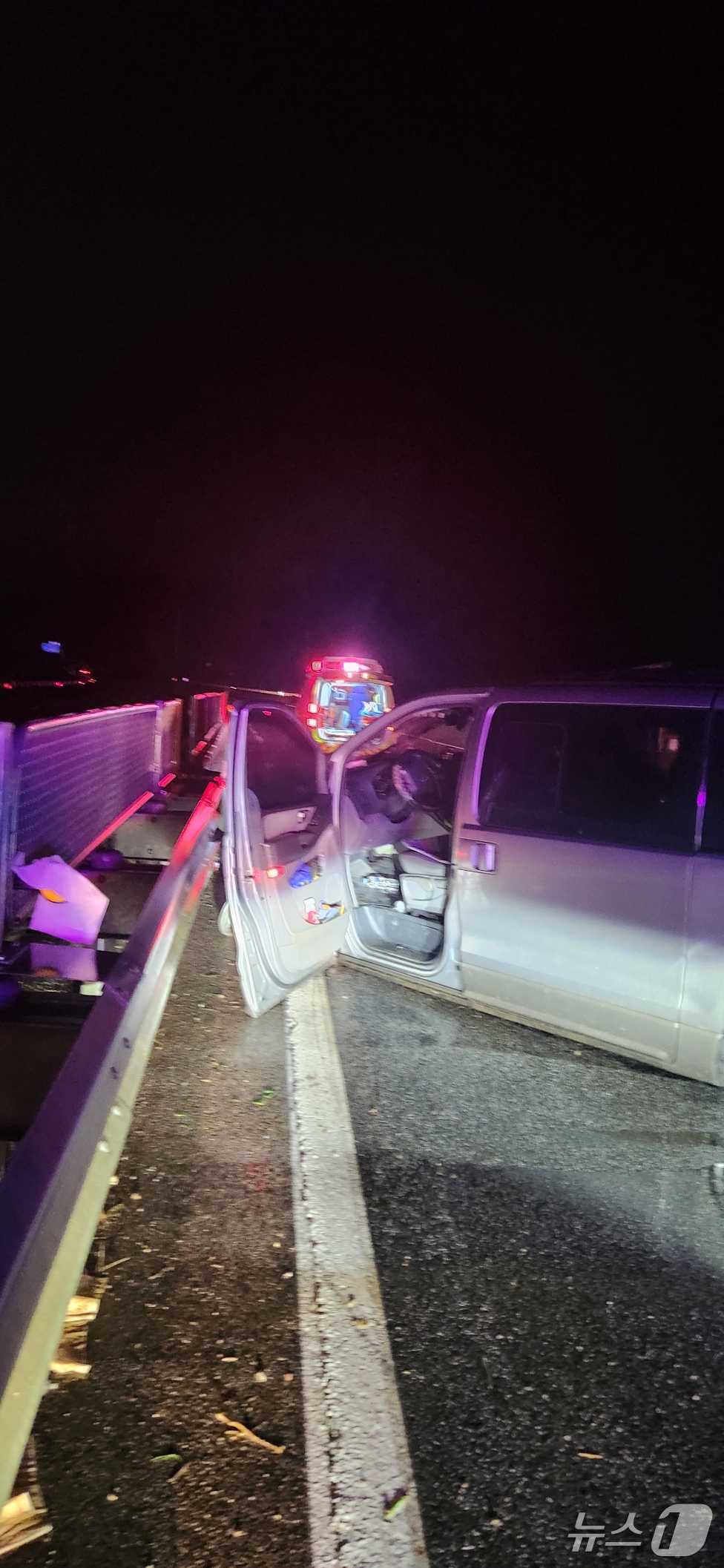 16일 오전 2시 38분쯤 강원 삼척시 원덕읍 원덕교(울진방향) 인근 도로에서 남성 A 씨(67)가 몰던 스타렉스가 빗길에 미끄러지며 중앙분리대를 충돌하는 사고가 발생해 탑승자 7명이 중경상을 입고 병원으로 옮겨졌다. (강원도소방본부 제공. 재판매 및 DB금지) 2025.10.16/뉴스1