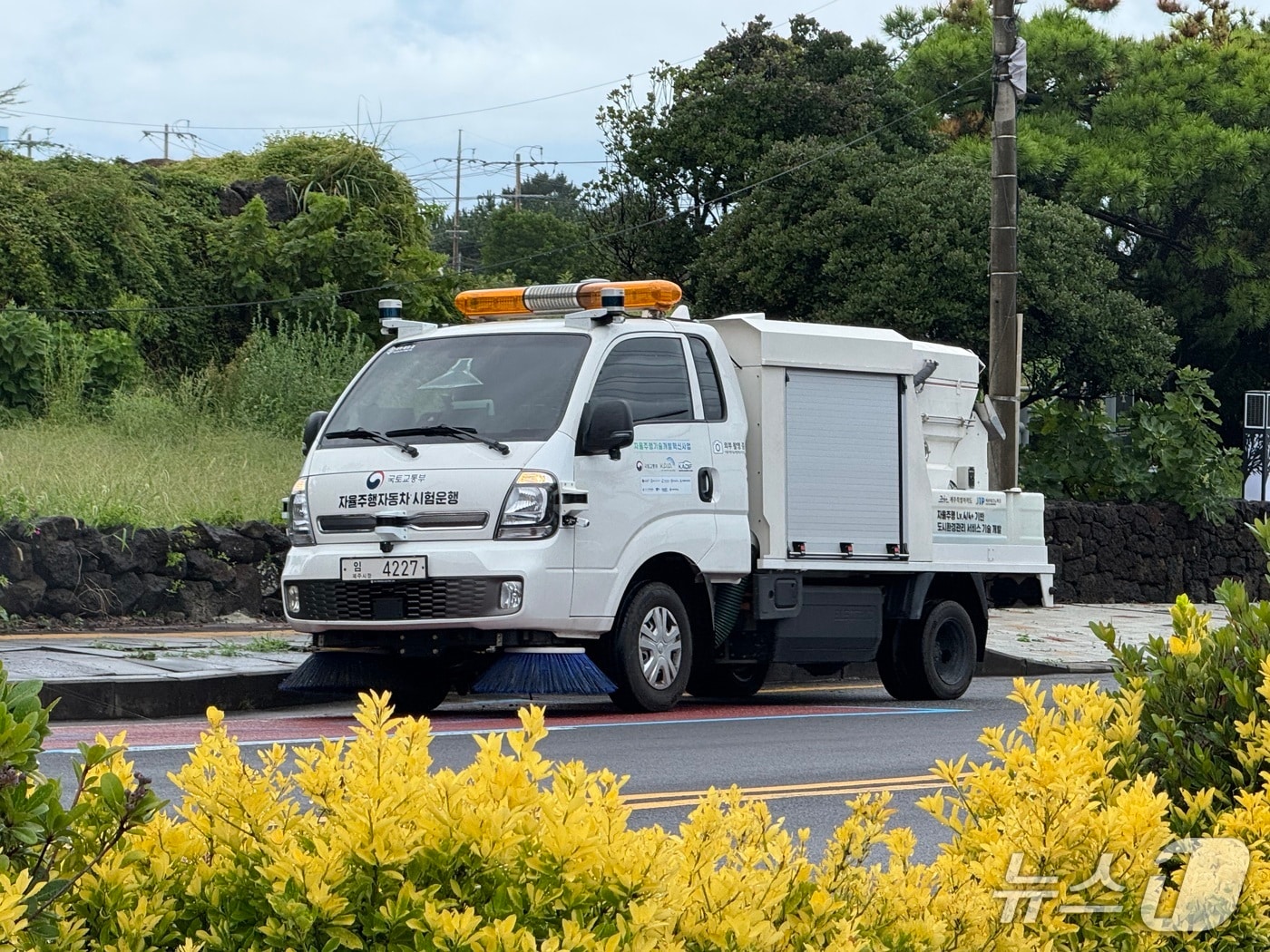 LG유플러스는 제주특별자치도와 함께 자율주행 노면청소차 시범운행 사업을 진행한다고 16일 밝혔다. 사진은 시범운행 차량이 제주 시내를 주행하며 도로를 청소하고 있는 모습&#40;LG유플러스 제공&#41;