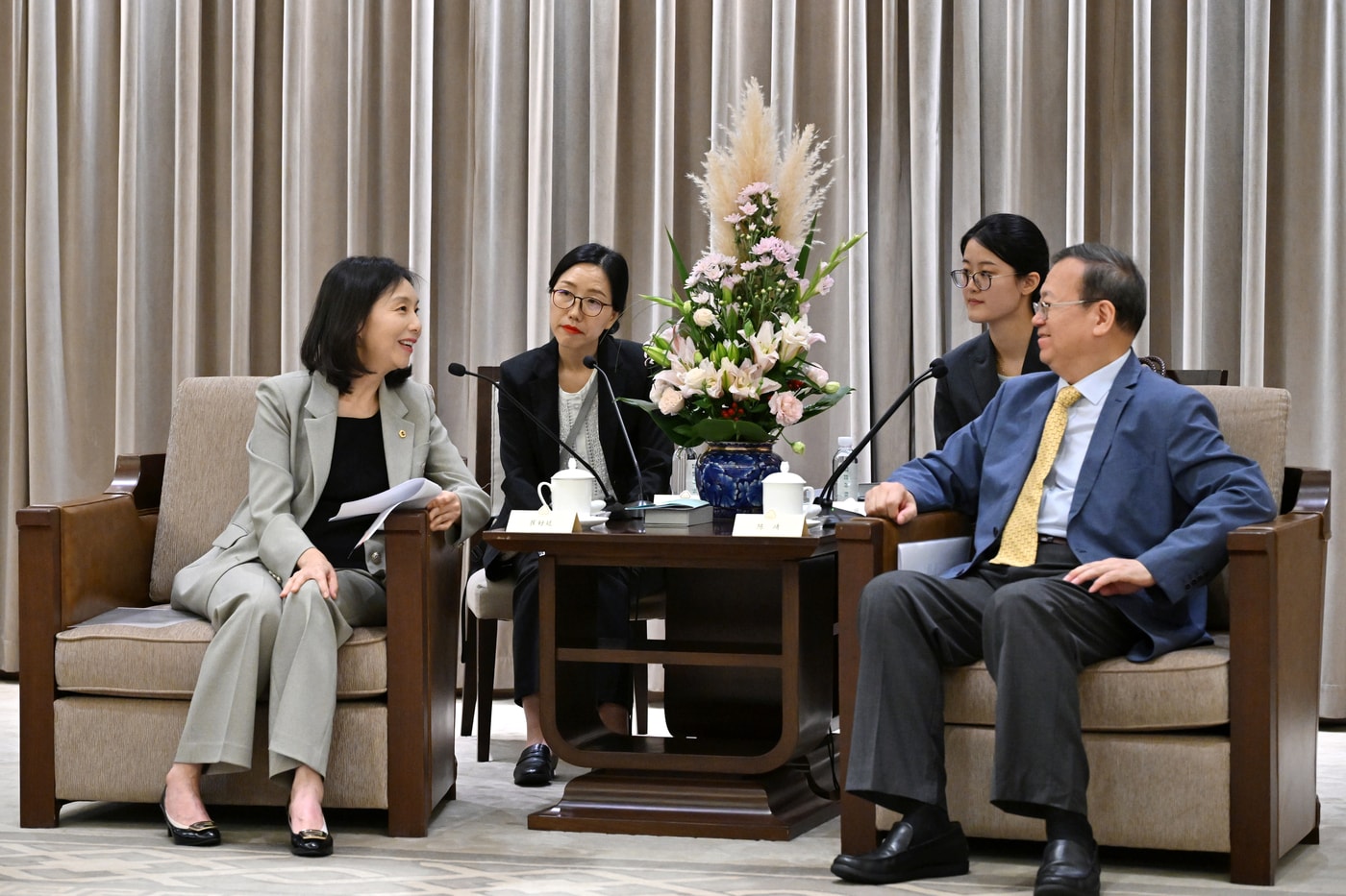 최호정 서울시의장이 상하이시인대 부주임과 면담하고 있다. &#40;서울시의회 제공&#41;