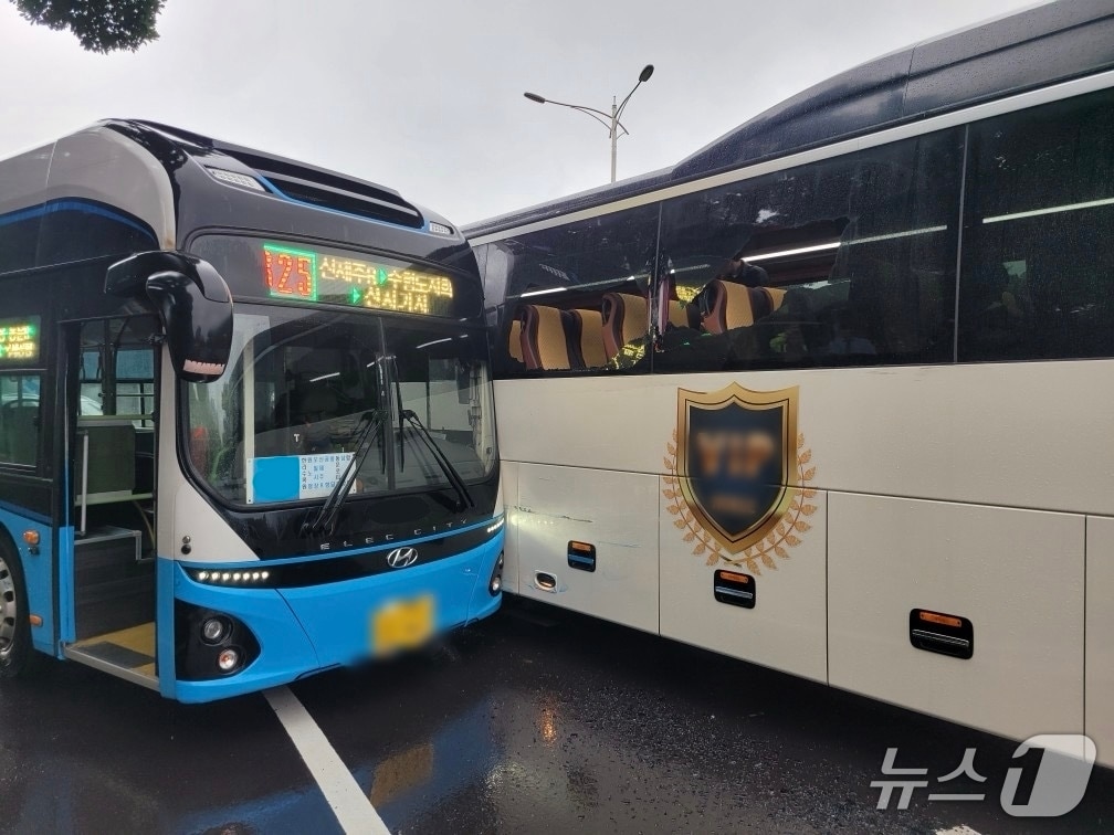 16일 오전 제주시 연동 신제주로러리에서 발생한 시내버스와 관광버스 충돌사고.(제주도소방안전본부 제공. 재판매 및 DB 금지)