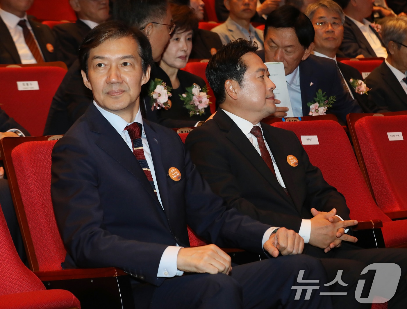 지난 10월 16일일 경남 창원 마산회원구 3·15아트센터 대극장에서 열린 제46주년 지나부마민주항쟁기념식에서 조국 조국혁신당 비대위원장과 장동혁 국민의힘 대표가 서로 다른 방향을 쳐다보고 있다. 2025.10.16/뉴스1 ⓒ News1 윤일지 기자