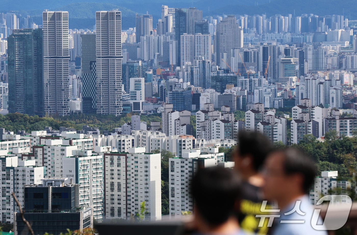서울 전역과 경기도 12개 지역 부동산 시장을 ‘토지거래허가제·규제지역·대출’ 등 삼중 규제로 묶는 이재명 정부의 세 번째 초고강도 부동산 대책이 발표됐다. 16일부터 수도권·규제지역 소재 시가 15억 초과∼25억원 미만 주택의 주택담보대출 한도가 4억원으로 감소한다. 25억원을 초과할 경우 주택담보대출 한조는 2억원으로 줄어든다. 사진은 이날 오후 서울 남산에서 바라본 아파트 단지 모습. 2025.10.16/뉴스1 ⓒ News1 오대일 기자