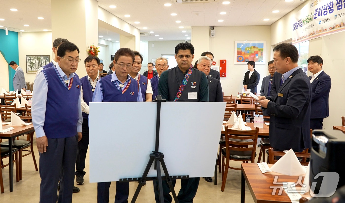 이철우 경북지사와 주낙영 경주시장이 할랄 음식점인 '하이아시아'에서 사전 점검을 벌이고 있다. (경주시 제공, 재판매 및 DB금지) 2025.10.16/뉴스1