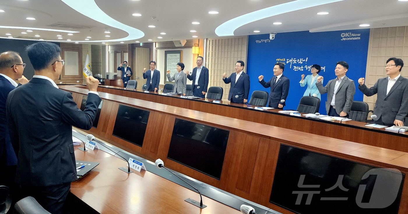 김영록 전라남도지시가 16일 도청 서재필실에서 ‘에너지 미래도시 100일 플랜 점검 회의’를 주재하고 있다.(전남도 제공. 재판매 및 DB금지) 2025.10.16/뉴스1