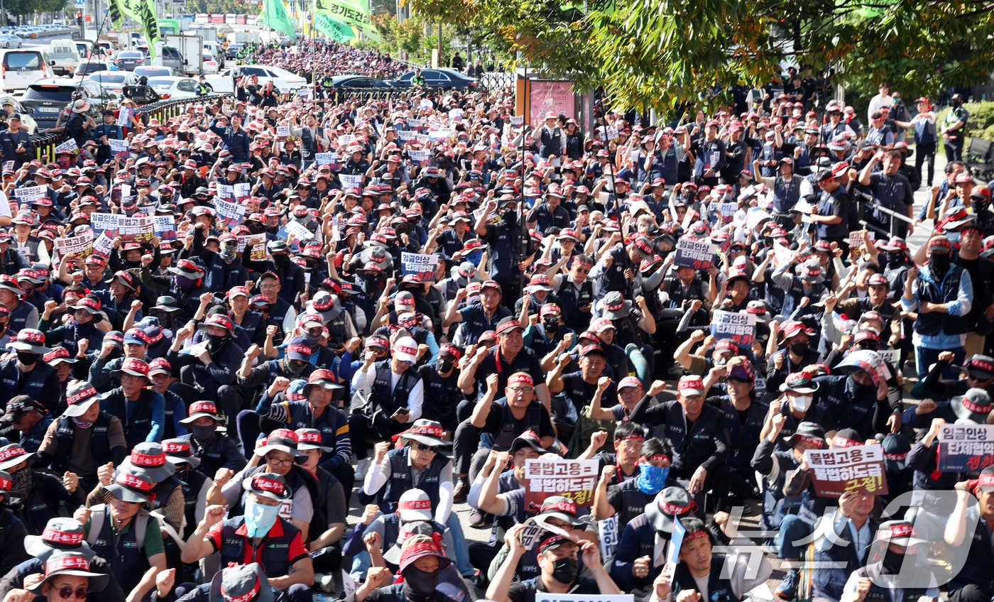 16일 서울 관악구에서 열린 건설노조 전국동시다발 총파업 출정식에서 조합원들이 구호를 외치고 있다. 조합원들은 &#39;임금 및 단체협약 투쟁 승리, 중대재해, 불법하도급, 불법고용, 체불 건설현장 4대악 근절&#39;을 촉구했다. 2025.10.16/뉴스1 ⓒ News1 김명섭 기자