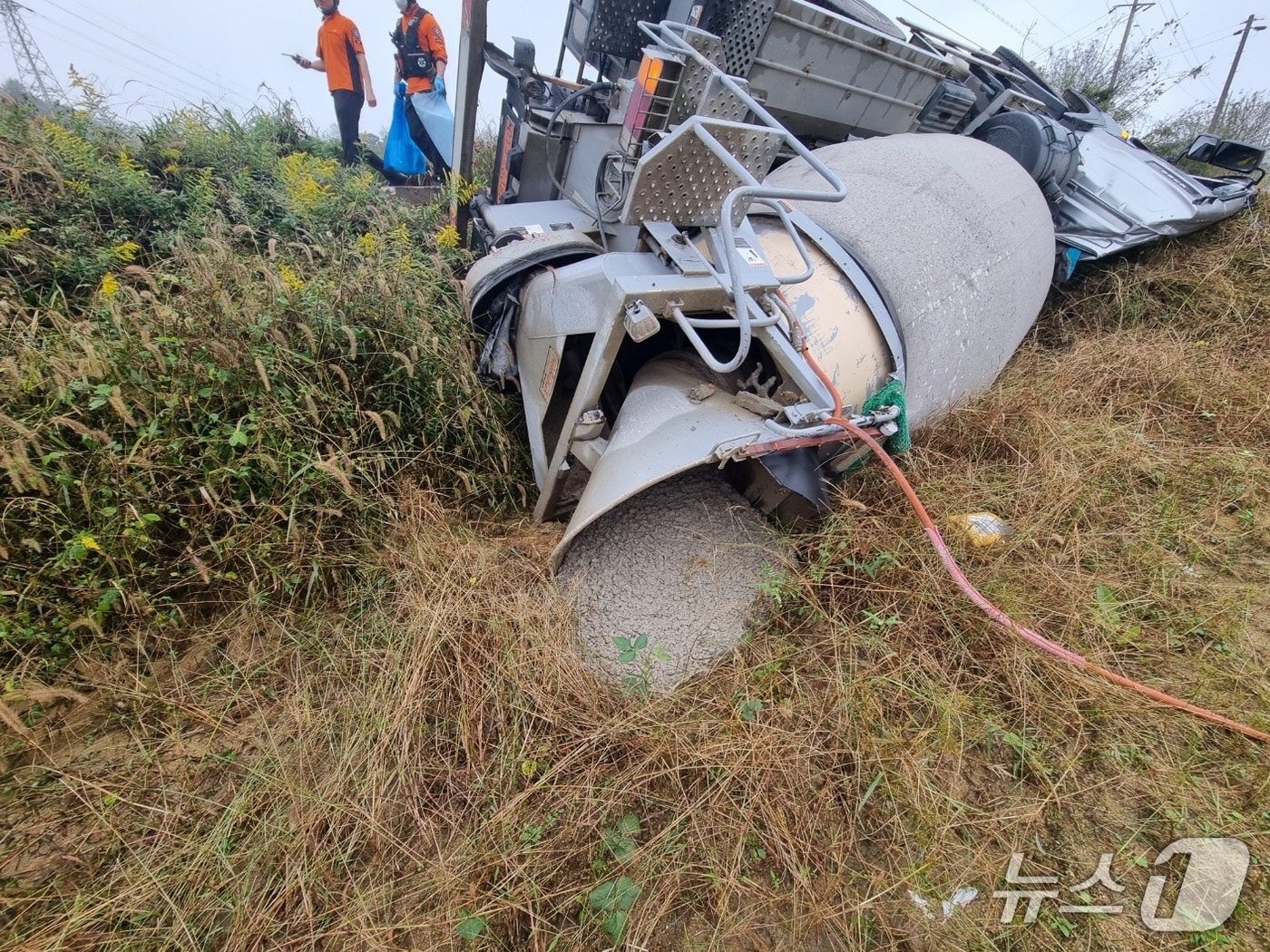 정읍 믹서트럭 전도 사고 현장.(전북소방본부 제공. 재판매 및 DB금지)