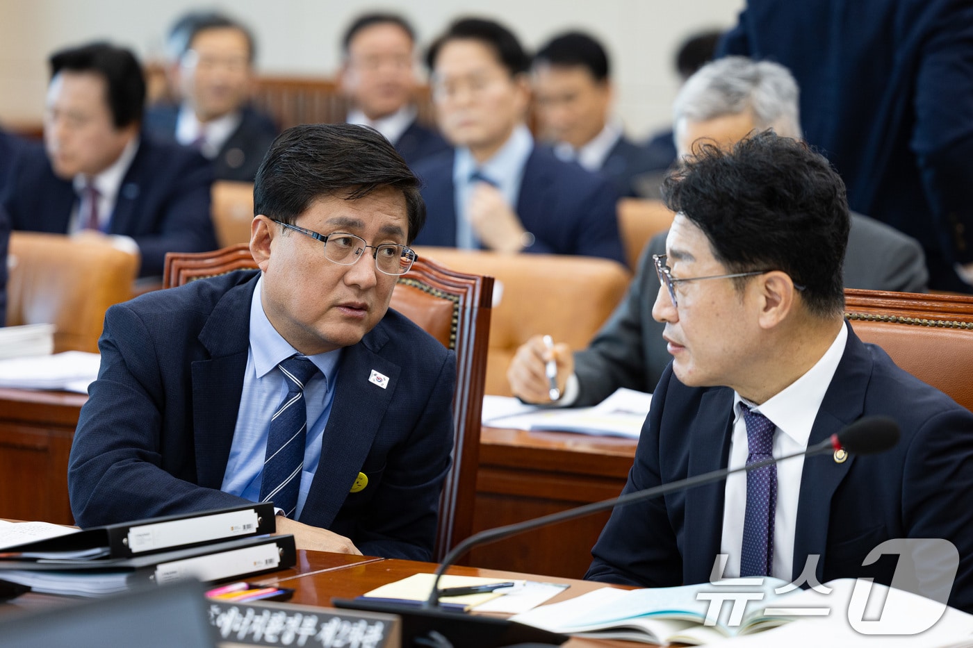김성환 기후에너지환경부 장관과 이호현 2차관이 16일 서울 여의도 국회에서 열린 제429회 국회&#40;정기회&#41; 기후에너지환경노동위원회 제4차 전체회의에 출석해 대화하고 있다. 2025.10.16/뉴스1 ⓒ News1 유승관 기자