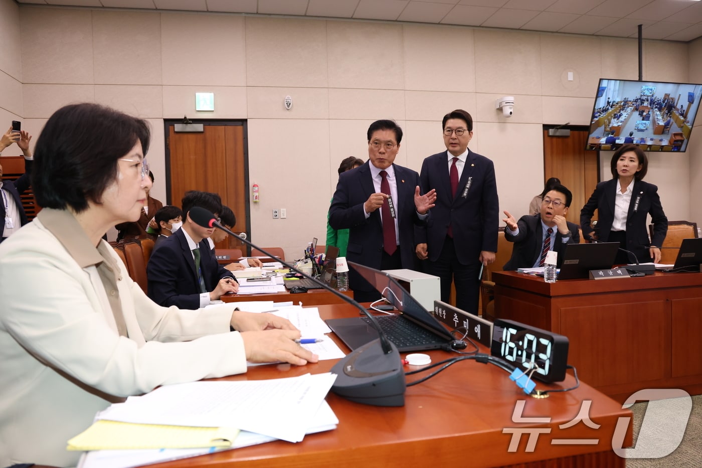 지난 16일 서울 여의도 국회에서 열린 법제사법위원회 감사원 등에 대한 국정감사에서 송석준, 신동욱, 곽규택, 나경원 국민의힘 의원이 의사 진행 관련 추미애 위원장에게 항의하고 있다. 2025.10.16/뉴스1 ⓒ News1 이승배 기자