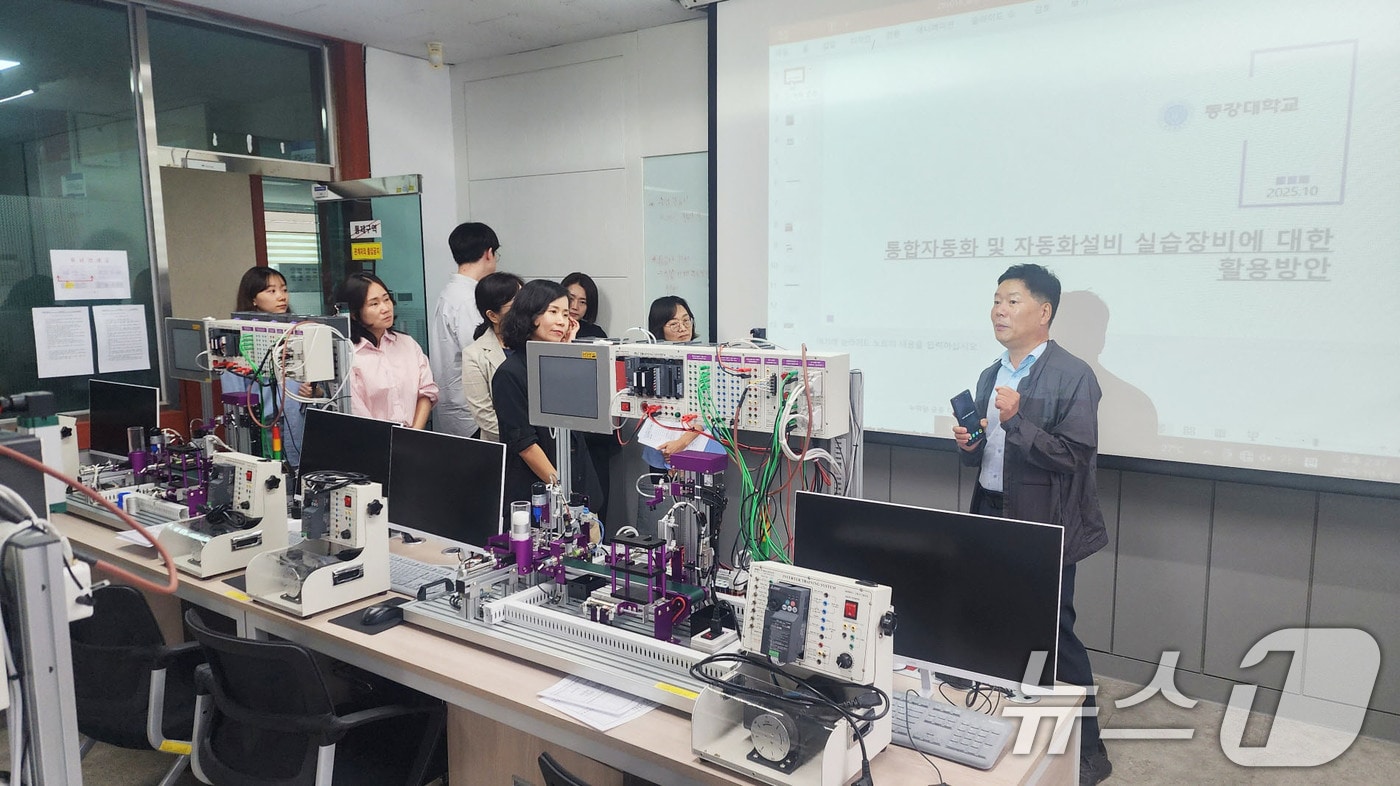 광주시가 16일 라이즈&#40;RISE‧지역혁신중심 대학지원체계&#41; 사업 수행 대학인 동강대학교 라이즈사업단을 방문해 추진 상황을 점검하고 있다.&#40;광주시 제공. 재판매 및 DB 금지&#41; 2025.10.16/뉴스1