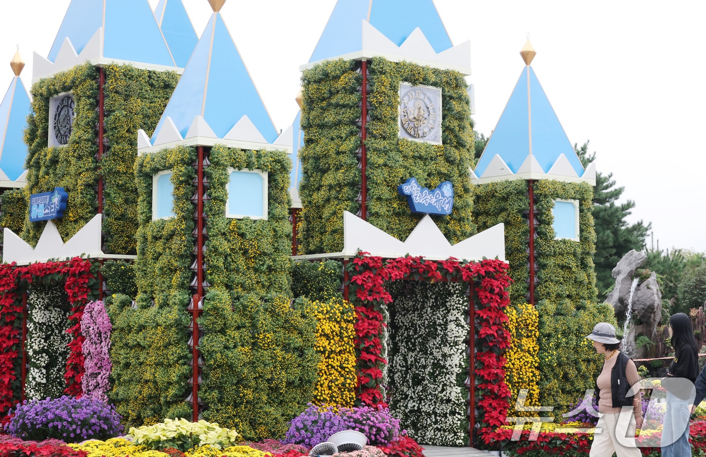 21일 대전·충남은 대체로 맑은 가운데 북서쪽 찬 공기가 유입되면서 기온이 평년 대비 2~6도가량 낮을 것으로 예보됐다. 대전 유성구 유림공원 일원에 조성된 유성국화축제장을 찾은 시민들이 여유로운 시간을 보내고 있다. /뉴스1 ⓒ News1 김기태 기자