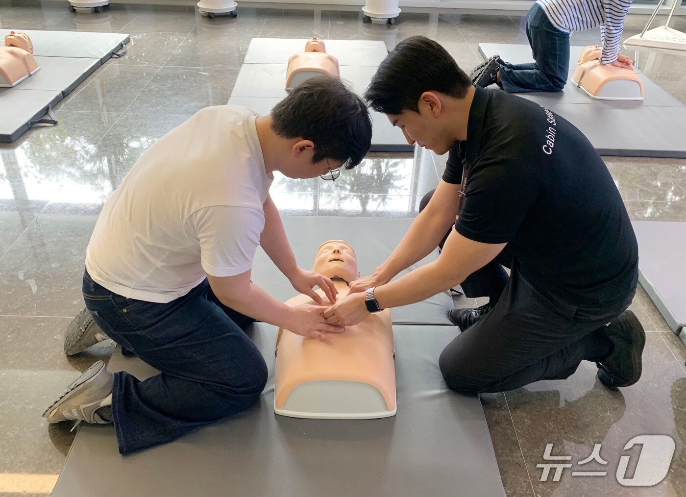 16일 에어부산 사옥에서 진행된 산업재해 비상대응 훈련에 참여한 임직원이 심폐소생술 교육을 받고 있다.(에어부산 제공. 재판매 및 DB 금지)