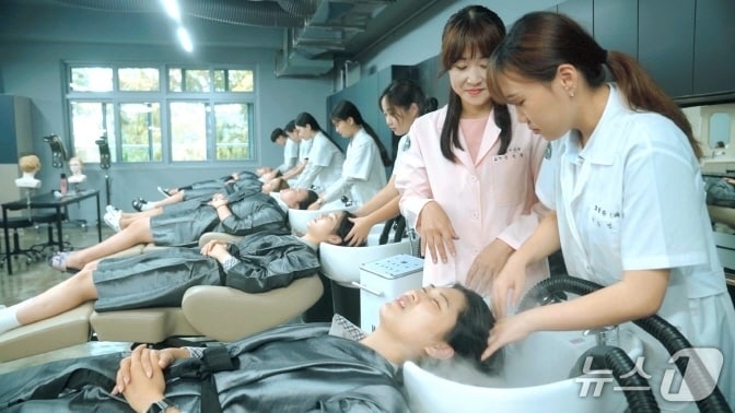 전북 익산 진경여고 토탈뷰티과 수업장면.(전북교육청 제공, 재판매 및 DB 금지)/뉴스1