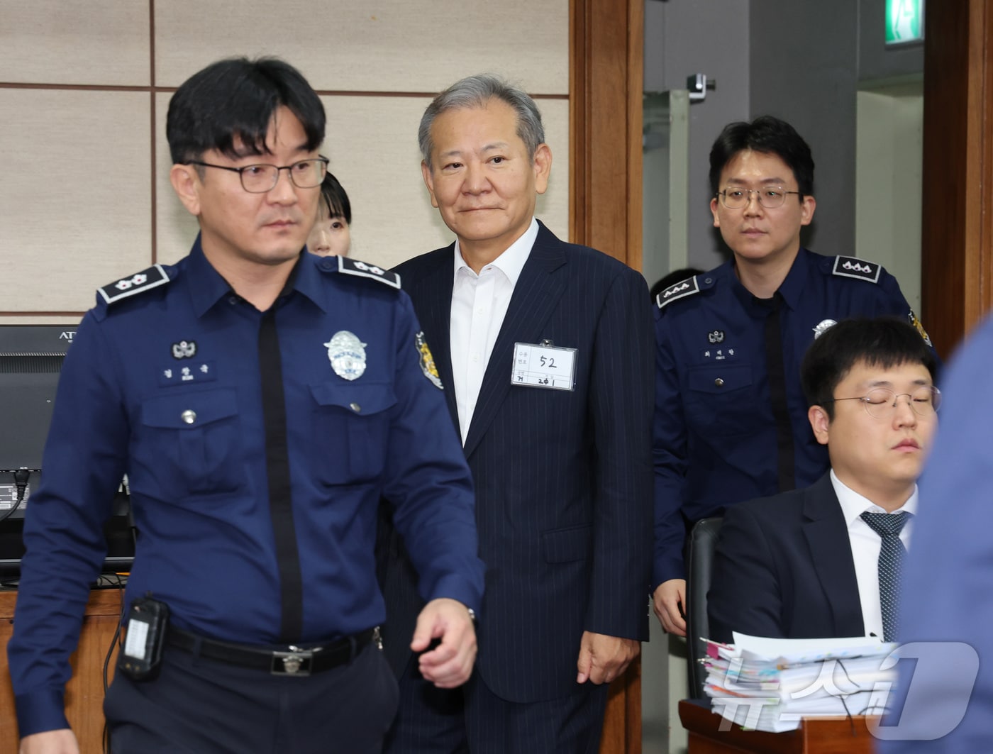 12·3 비상계엄 관련 언론사 단전·단수를 지시한 혐의로 구속기소 된 이상민 전 행정안전부 장관이 17일 오전 서울 서초구 서울중앙지방법원에서 열린 첫 공판에 출석하고 있다. 2025.10.17 ⓒ 뉴스1 사진공동취재단