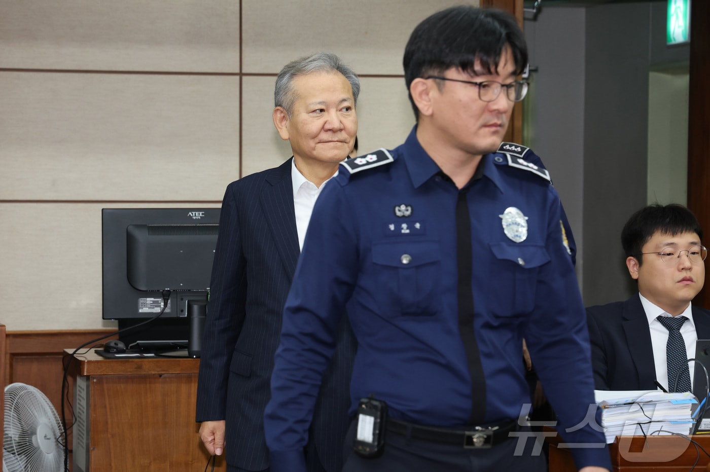 12·3 비상계엄 관련 언론사 단전·단수를 지시한 혐의로 구속기소 된 이상민 전 행정안전부 장관이 17일 오전 서울 서초구 서울중앙지방법원에서 열린 첫 공판에 출석하고 있다. 2025.10.17/뉴스1 ⓒ News1 사진공동취재단