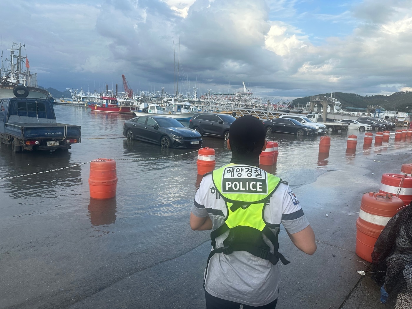 보령해경이 대조기 기간 대천항 인근 주차장을 점검하는 모습.(보령해경 제공. 재판매 및 DB금지)
