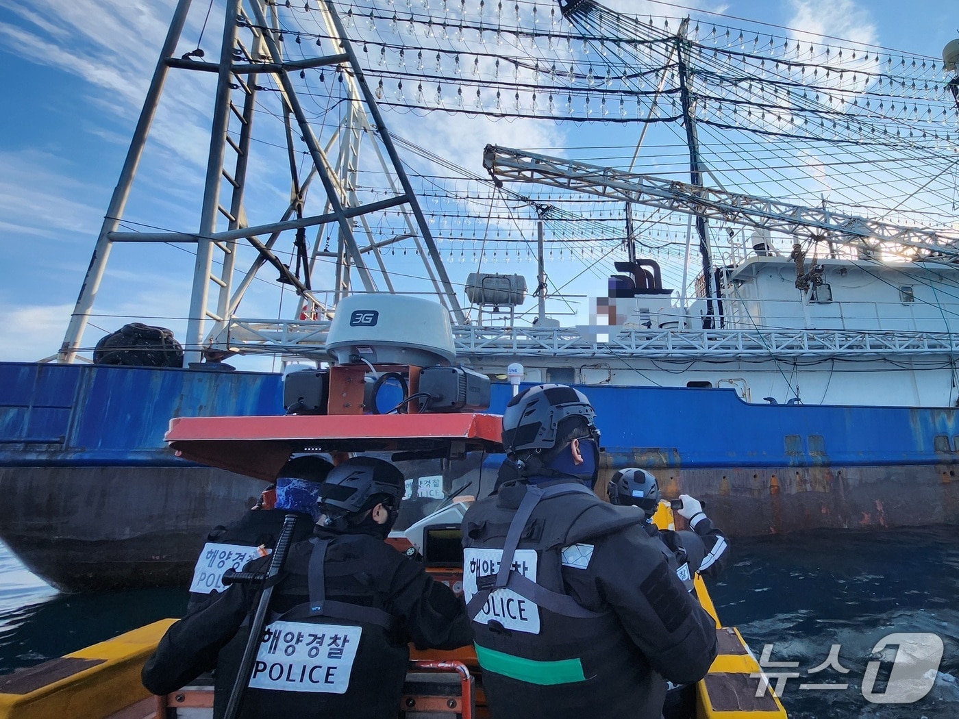제주해경이 중국 타망어선들의 불법 조업에 강력히 대응한다./뉴스1