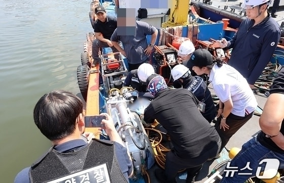창원해경과 고용노동부 창원지청 관계자들이 지난 7월 23일 부산신항 잠수부 사망 사고와 관련해 현장 합동 감식을 벌이고 있다.(창원해경 제공. 재판매 및 DB금지)