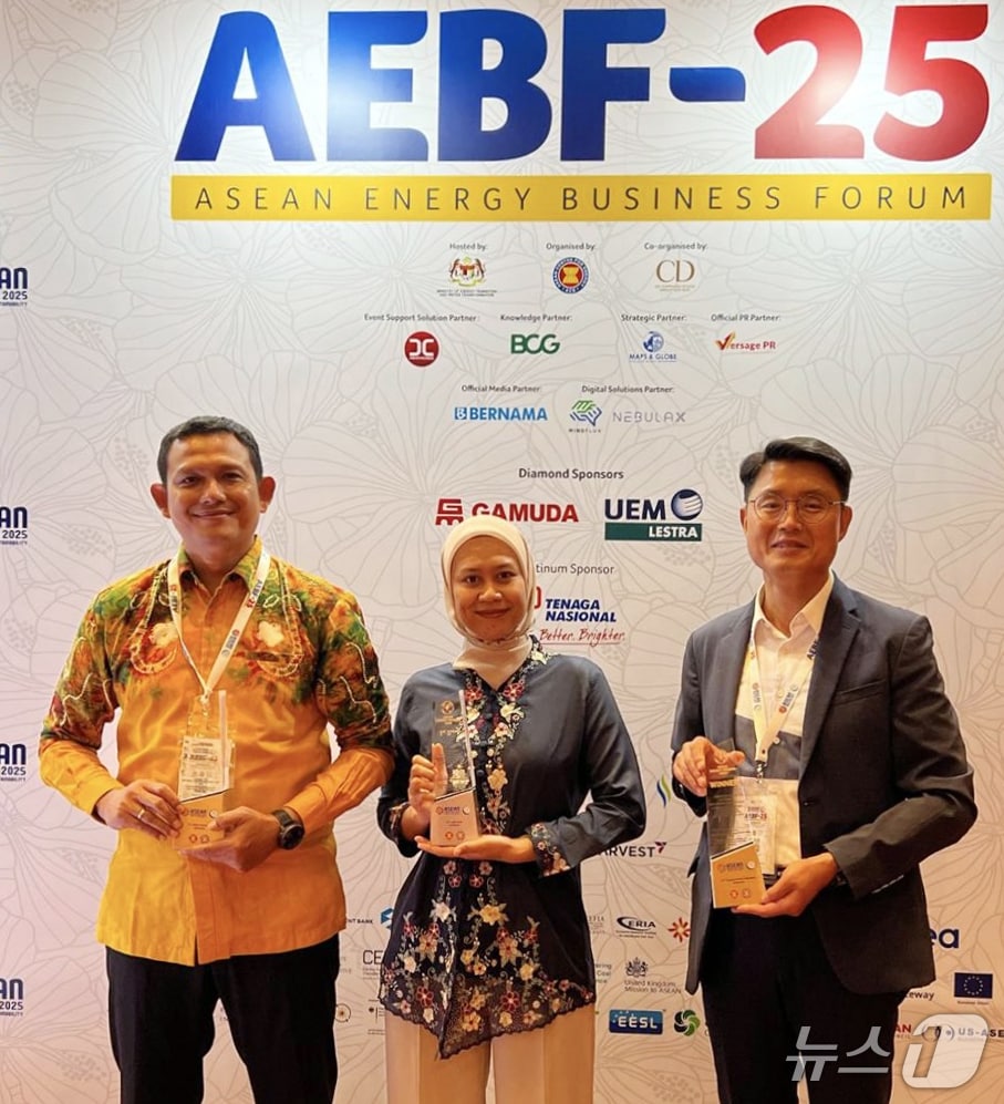 김호희 인니 칼셀 발전소 기술이사(오른쪽)가 16일(현지시간) '2025 아세안 에너지상' 시상식에서 청정기술 활용발전 부문 1위를 수상한 뒤 기념사진을 찍고 있다. (동서발전 제공. 재판매 및 DB 금지) /뉴스1