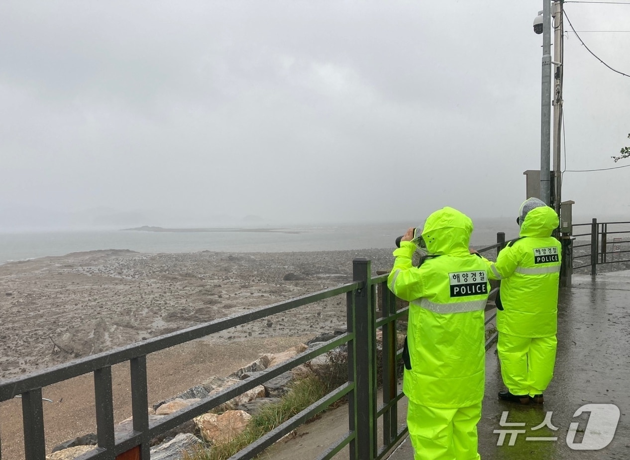 평택해경 소속 파출소 경찰관이 우천 속 해안가를 순찰하고 있다.(평택해경 제공)