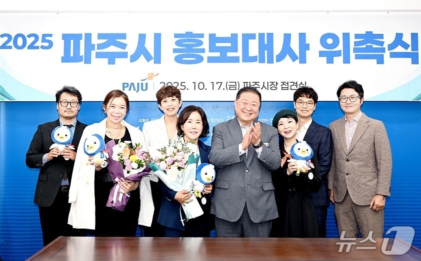 앞줄 왼쪽부터 크리에이터 ‘젼언니’, 가수 김설, 김경일 시장과 5명의 ‘두 번째 달’ 맴버들. (파주시 제공, 재판매 및 DB금지)