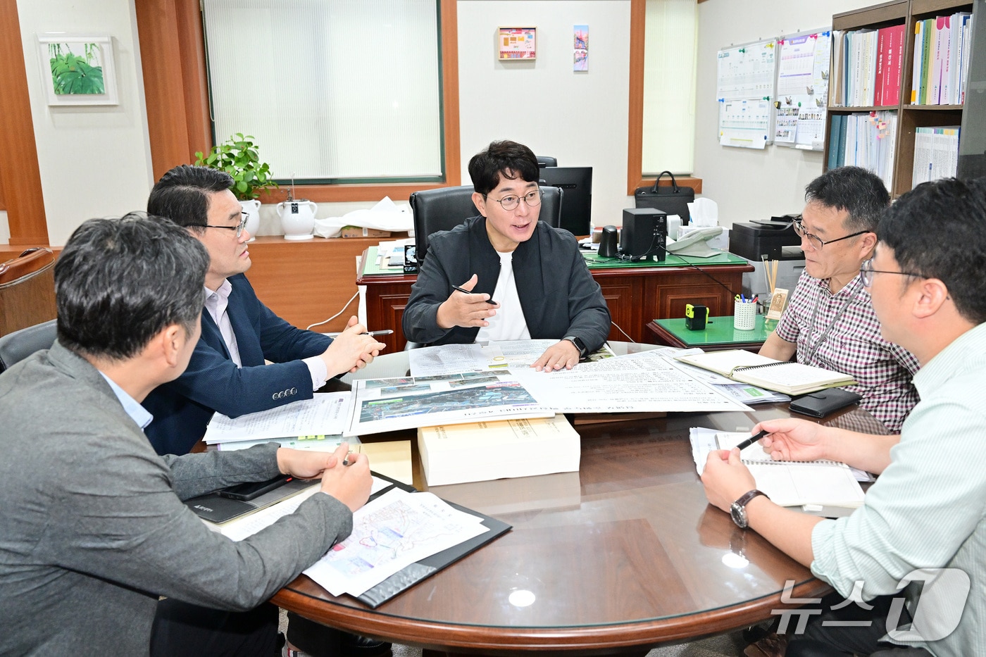 방인섭 울산시의원은 17일 시의회에서 울산시 종합건설본부 관계자들과 간담회를 열고 장생포순환도로 확장공사의 진행 상황과 향후 추진계획에 대해 의견을 나눴다.(울산시의회 제공. 재판매 및 DB금지)/뉴스1