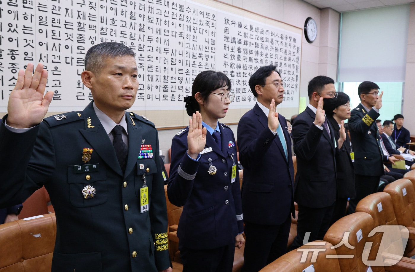 김동혁 전 국방부 검찰단장을 비롯한 증인들이 17일 서울 여의도 국회 법제사법위원회에서 열린 군사법원 등에 대한 국정감사에서 증인 선서를 하고 있다. 2025.10.17/뉴스1 ⓒ News1 신웅수 기자
