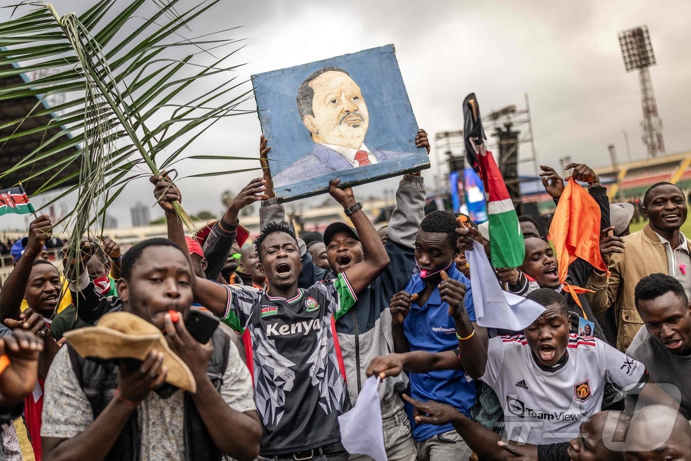 케냐 야당 지도자이자 전 총리인 라일라 오딩가의 조문객과 지지자들이17일(현지시간) 나이로비 냐요 스타디움에서 열리는 장례식을 앞두고 모인 자리에서 구호를 외치고 그의 초상화를 들고 있다. 2025.10.17 ⓒ AFP=뉴스1 ⓒNews1 이정환 기자